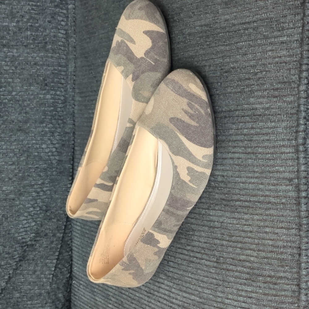 Dominique Nicole Camo flats 13w